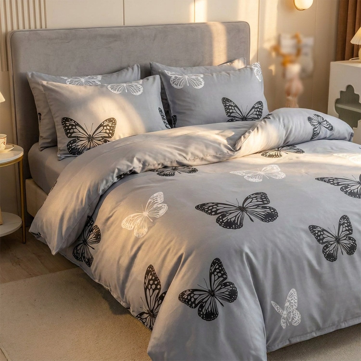 Parure de lit papillon sur un lit à tête de lit grise avec lumière dorée