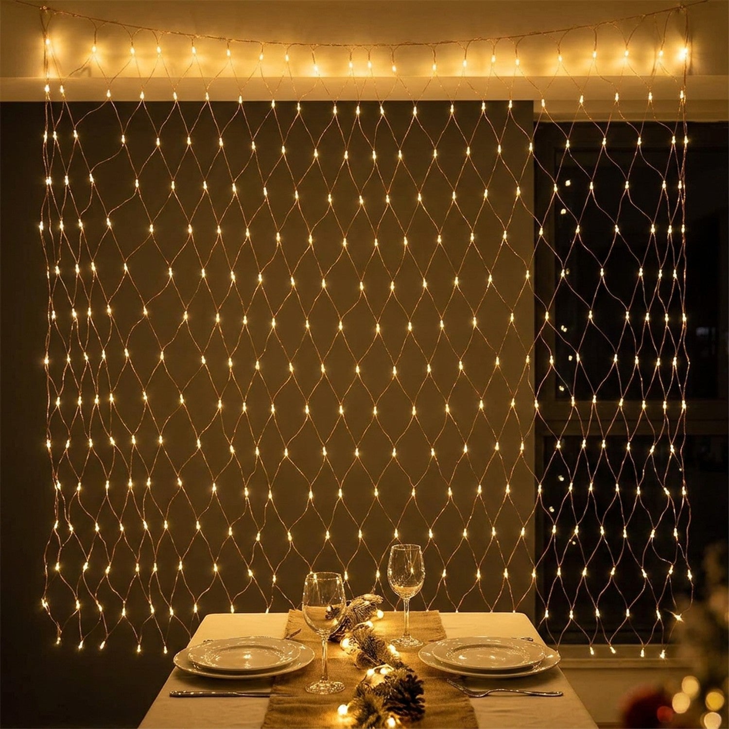 Rideau lumineux LED chaud derrière une table dressée pour un repas festif