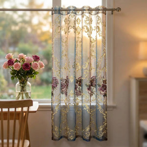 Rideau voilage tulle brodé de fleurs devant une fenêtre au coucher du soleil avec roses