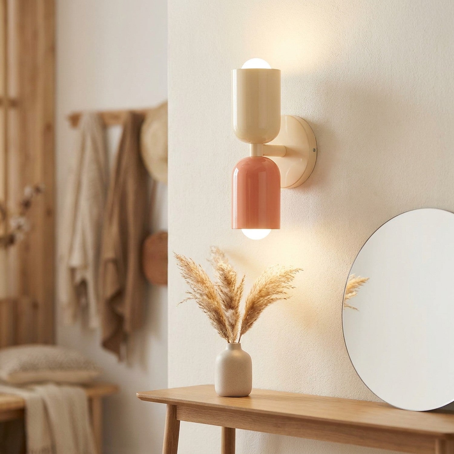 Applique murale LED double tête allumée au-dessus d'une console d'entrée