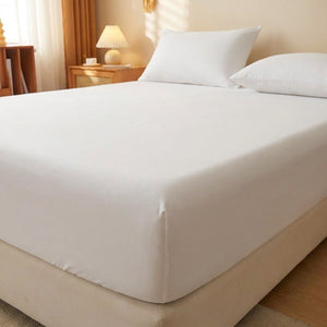 Gros plan sur le coin élastique du drap-housse blanc tendu autour du matelas
