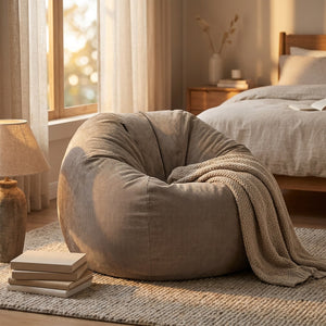Housse de pouf poire taupe dans une chambre au coucher du soleil avec plaid