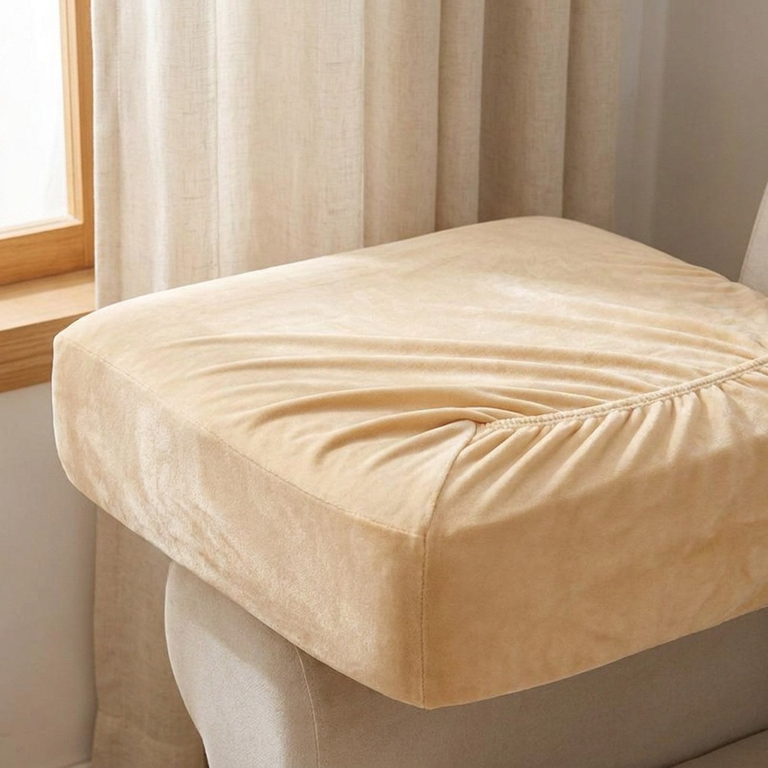 Détail du velours épais et du coin ajusté de la housse de canapé beige
