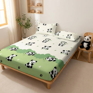 Drap-housse panda dans une chambre d'enfant lumineuse avec une peluche