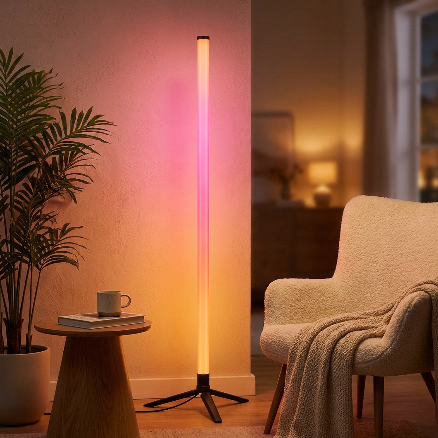 Lampadaire LED RGB près d'un fauteuil avec une lumière rose chaleureuse