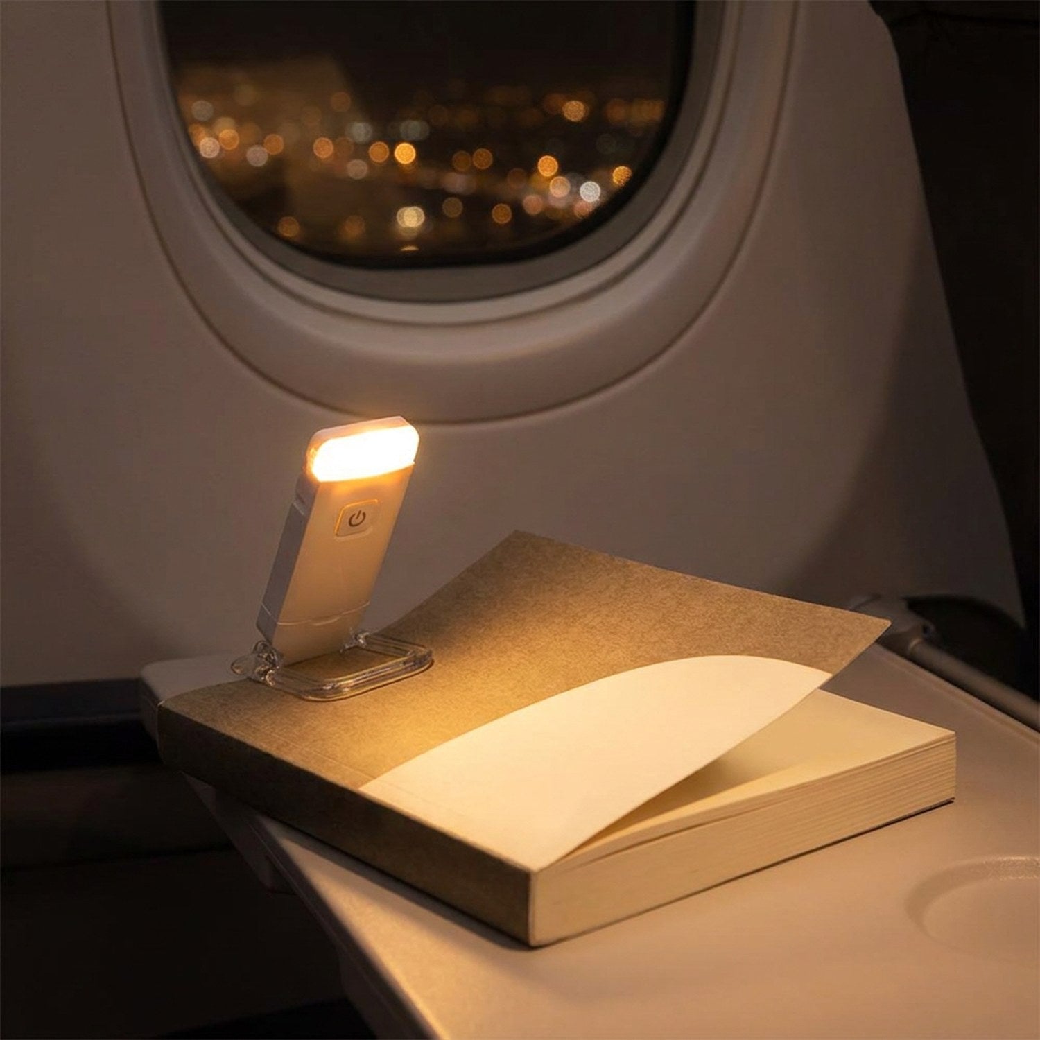 Lampe à pince utilisée pour lire en voyage dans les transports