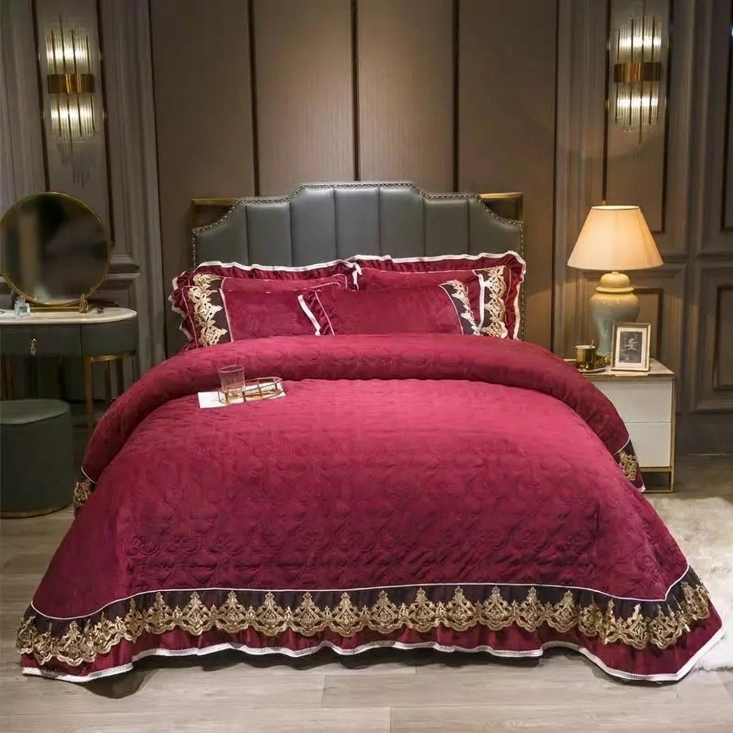 Couvre-lit en velours bordeaux à dentelle dorée sur un lit dans une chambre chaleureuse