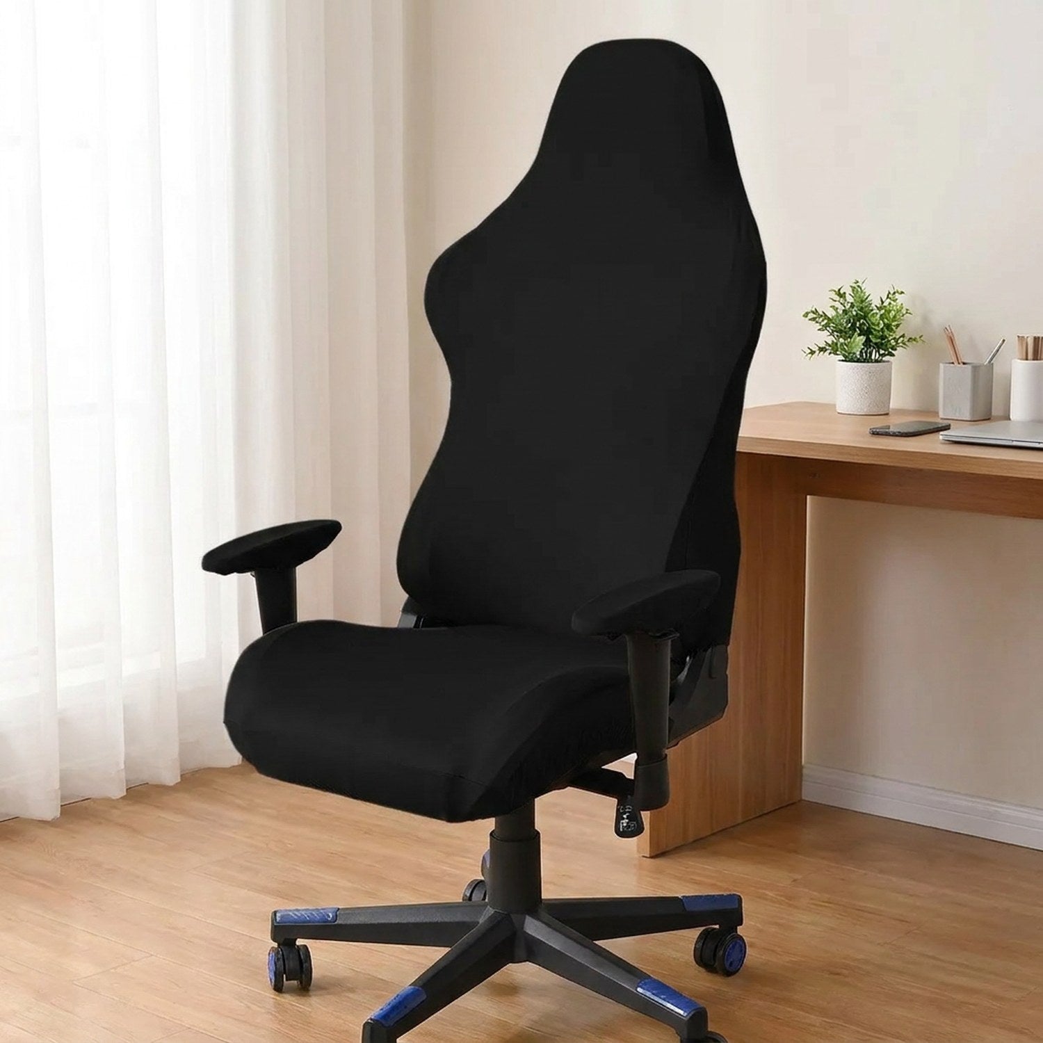 Housse de chaise gaming noire dans un espace de jeu lumineux près d'une fenêtre