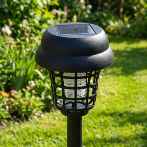 Gros plan d'une lampe solaire anti-moustiques montrant le panneau solaire et la grille de protection