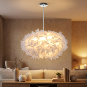 Suspension boule de plumes blanches dans un salon moderne au dessus d'une console