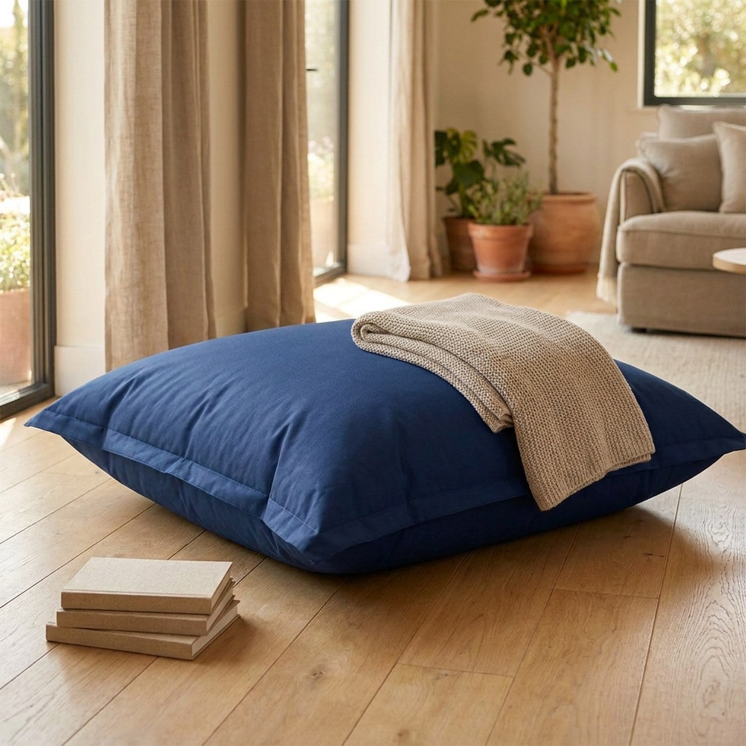 Pouf géant bleu marine dans un salon cosy avec un plaid