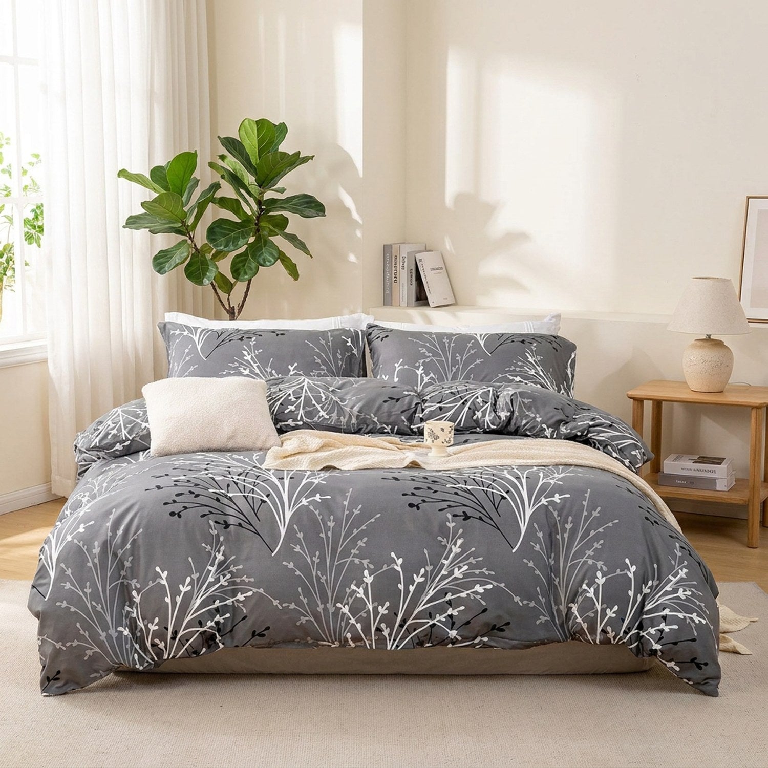 Parure de lit fleurie grise dans une chambre scandinave lumineuse avec plante