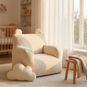 Fauteuil enfant écru près d'une fenêtre dans une chambre de bébé lumineuse