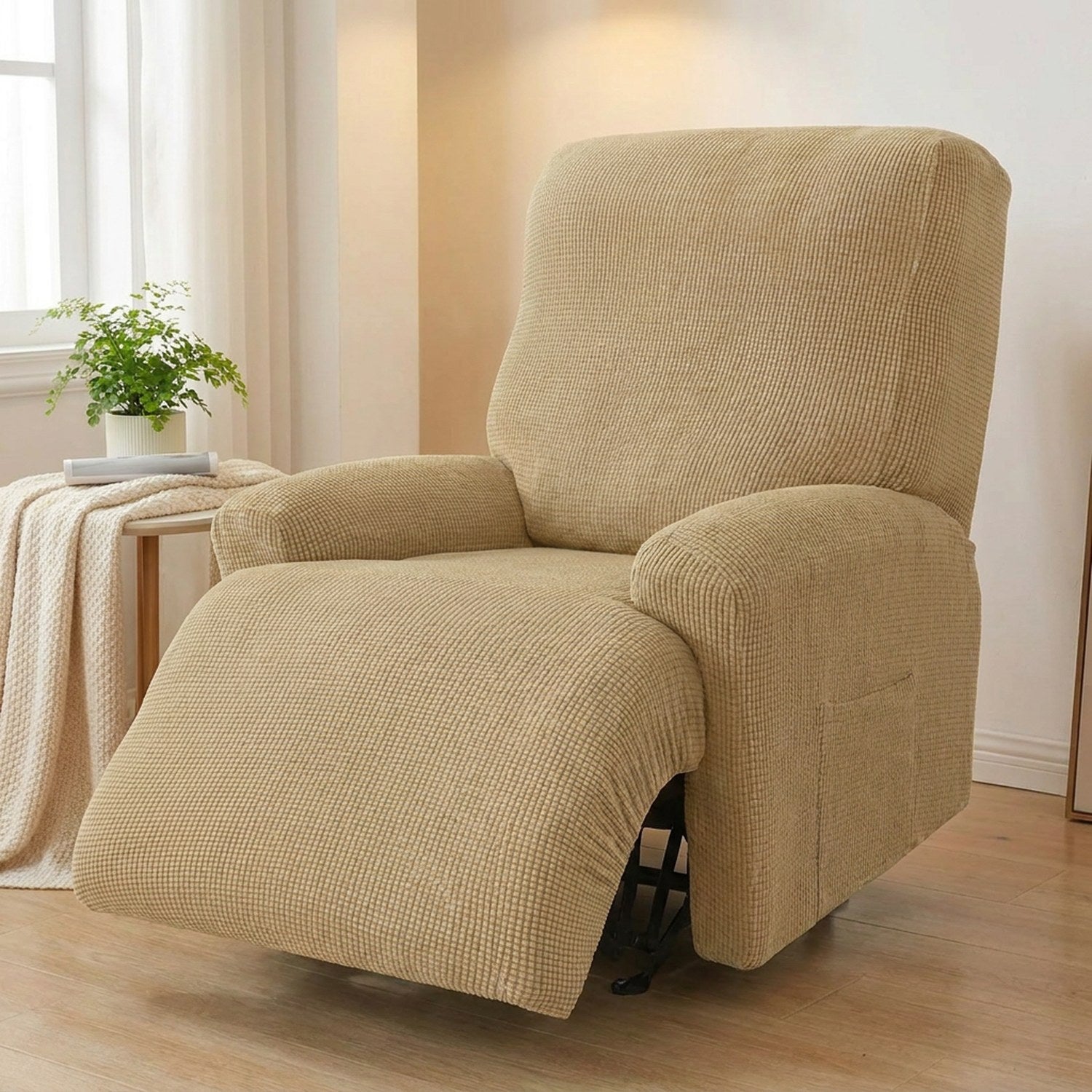 Detail de la maille gaufree extensible de la housse beige sur accoudoir du fauteuil inclinable