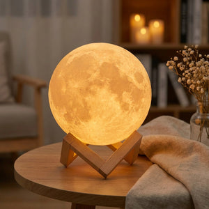 Lampe lune diffusant une lueur ambrée sur une table ronde avec des fleurs séchées