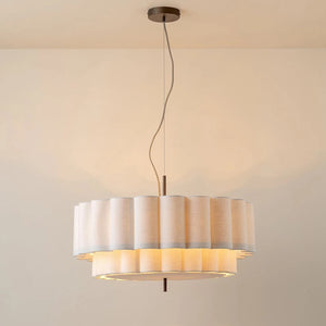 Suspension ronde en tissu beige à deux étages fixée au plafond dans une pièce épurée