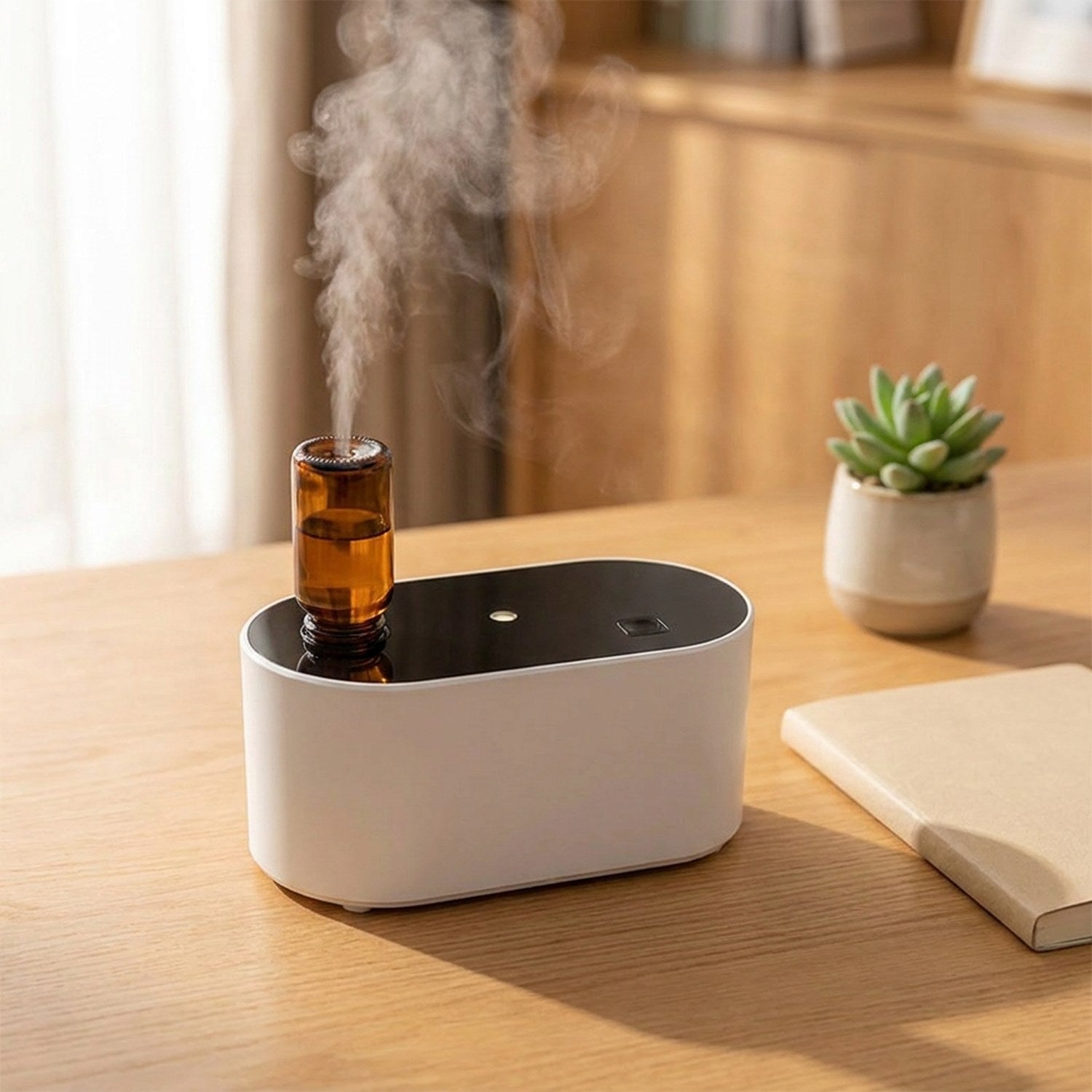 Diffuseur d'huile essentielle blanc sur un bureau en bois avec un carnet et une plante grasse
