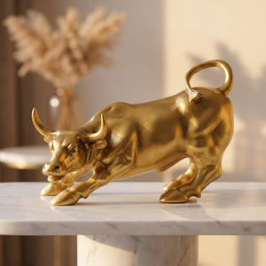 Statue taureau doré sur une console en marbre avec une lumière chaleureuse