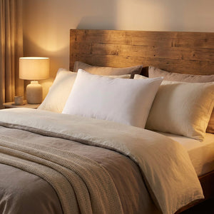 Housse de coussin personnalisée sur un lit avec table de chevet éclairée