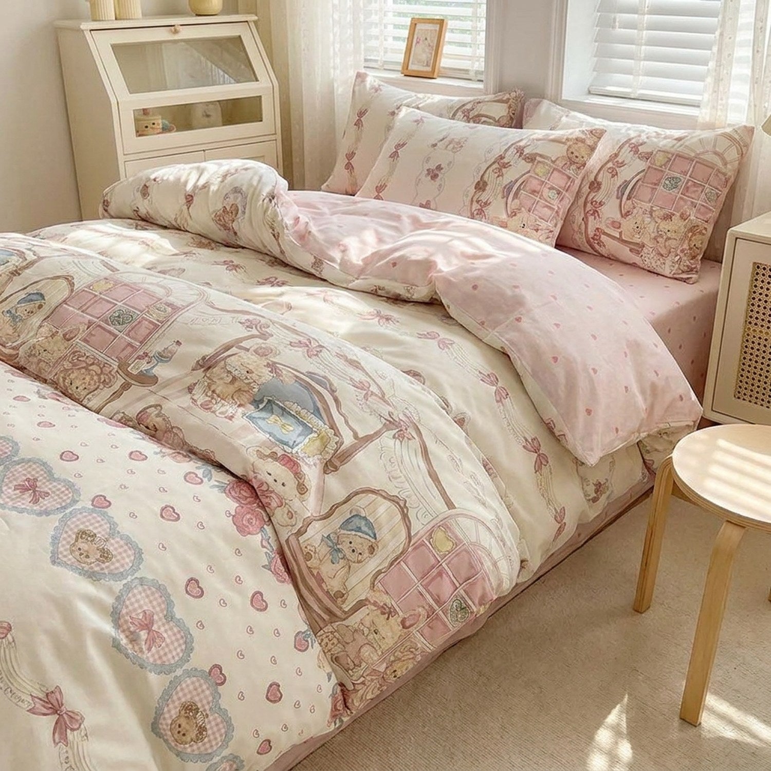 Parure de lit ourson mignon dans une chambre enfant avec chaise en bois