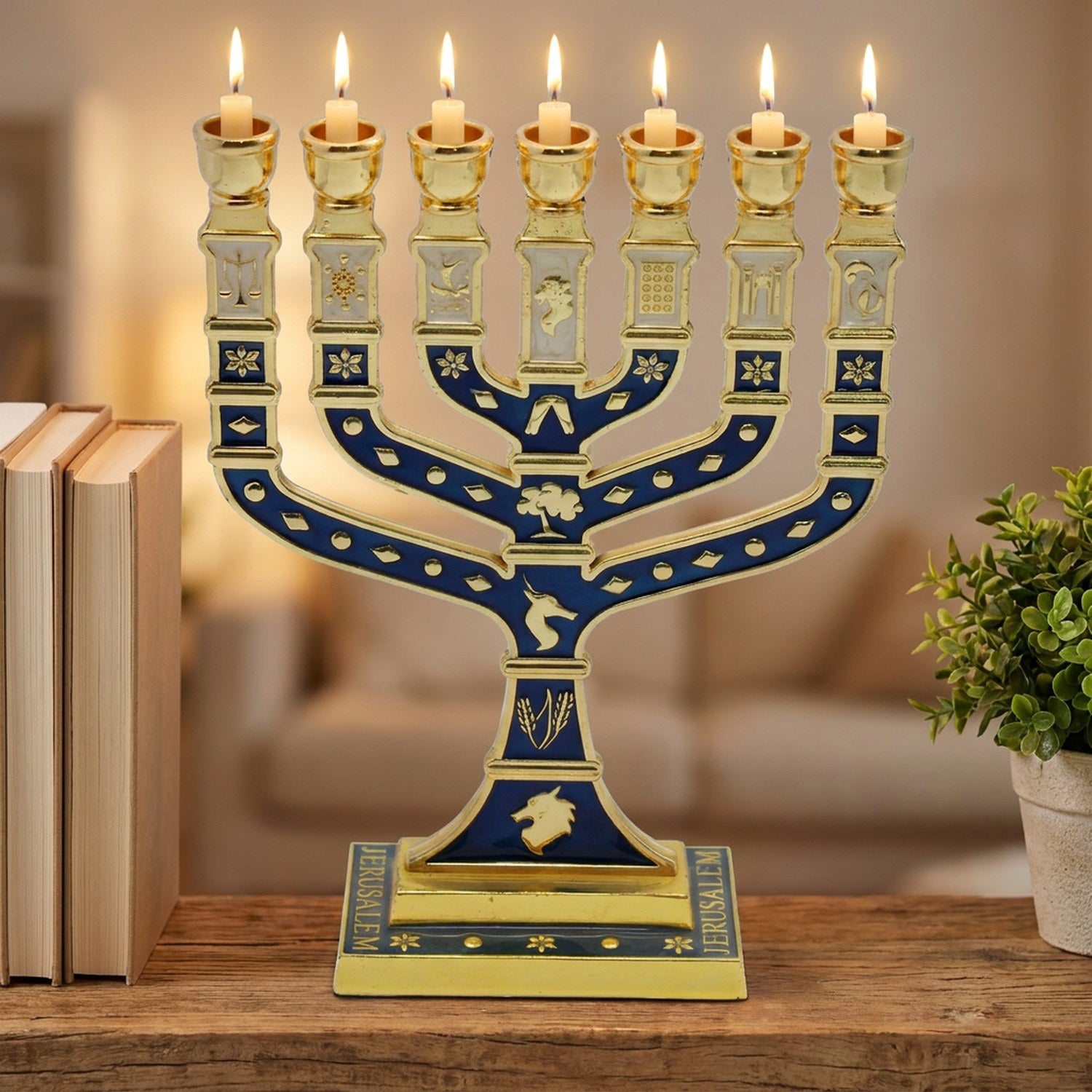 Chandelier Ménorah doré et émail bleu sur une étagère décorée