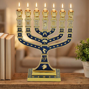 Chandelier Ménorah doré et émail bleu sur une étagère décorée