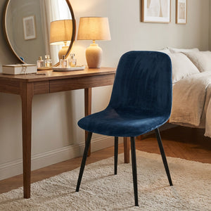 Housse de chaise en velours bleu foncé devant une coiffeuse de chambre