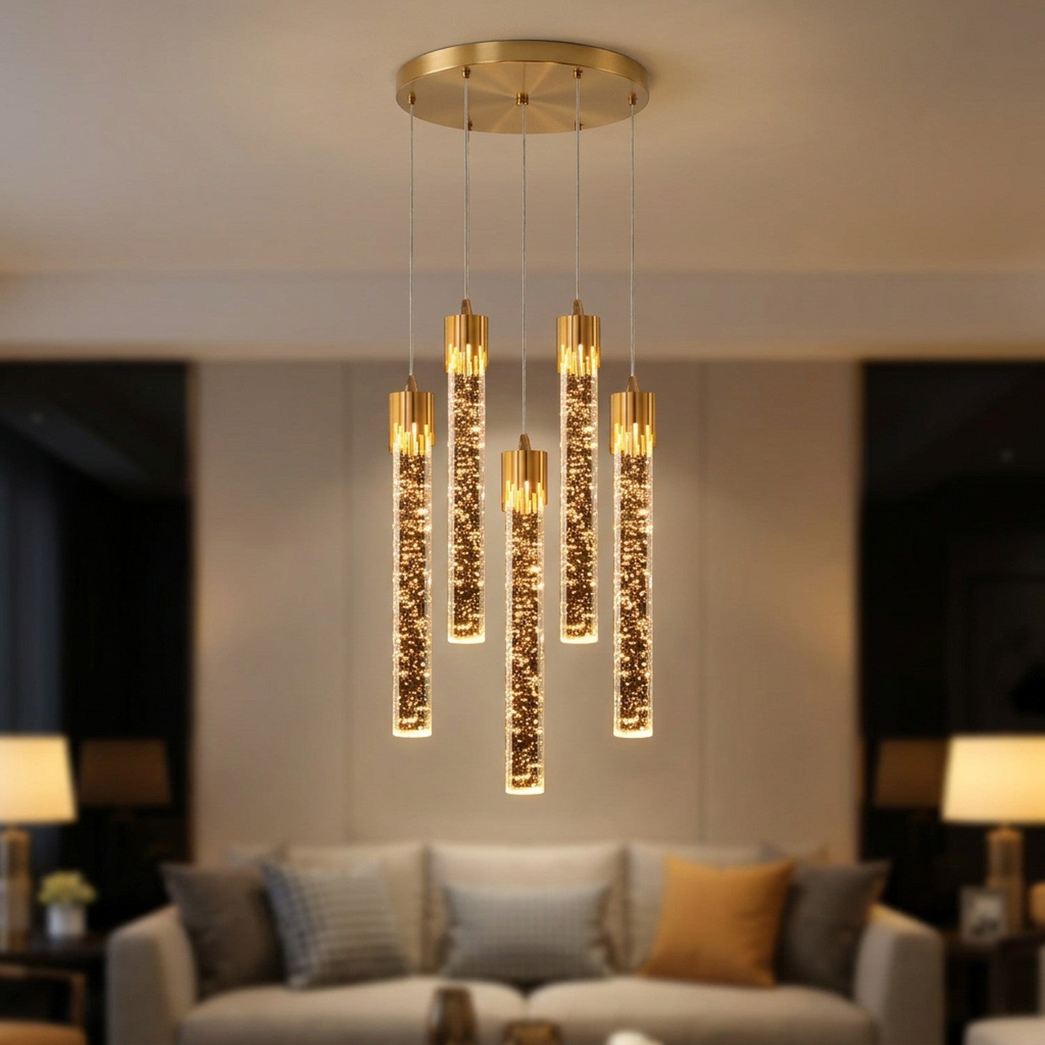 Lustre en cristal doré en cascade allumé au-dessus d'un canapé de salon