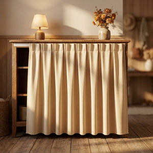 Rideau beige posé sous une console en bois dans une entrée chaleureuse