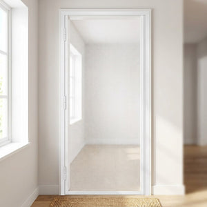 Moustiquaire blanche fermée sur une porte de couloir lumineux