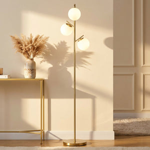 Lampadaire doré style Art déco pres d'une console avec pampa au soleil