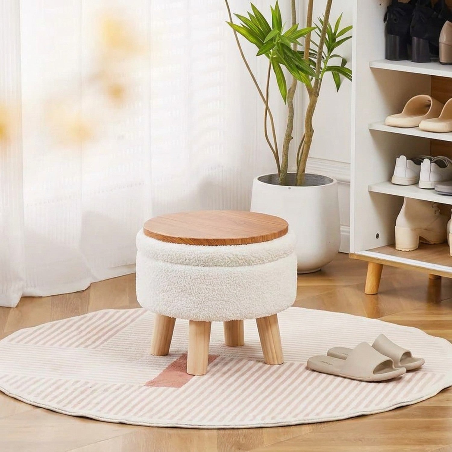Repose-pieds bouclé blanc comme assise dans une entrée lumineuse