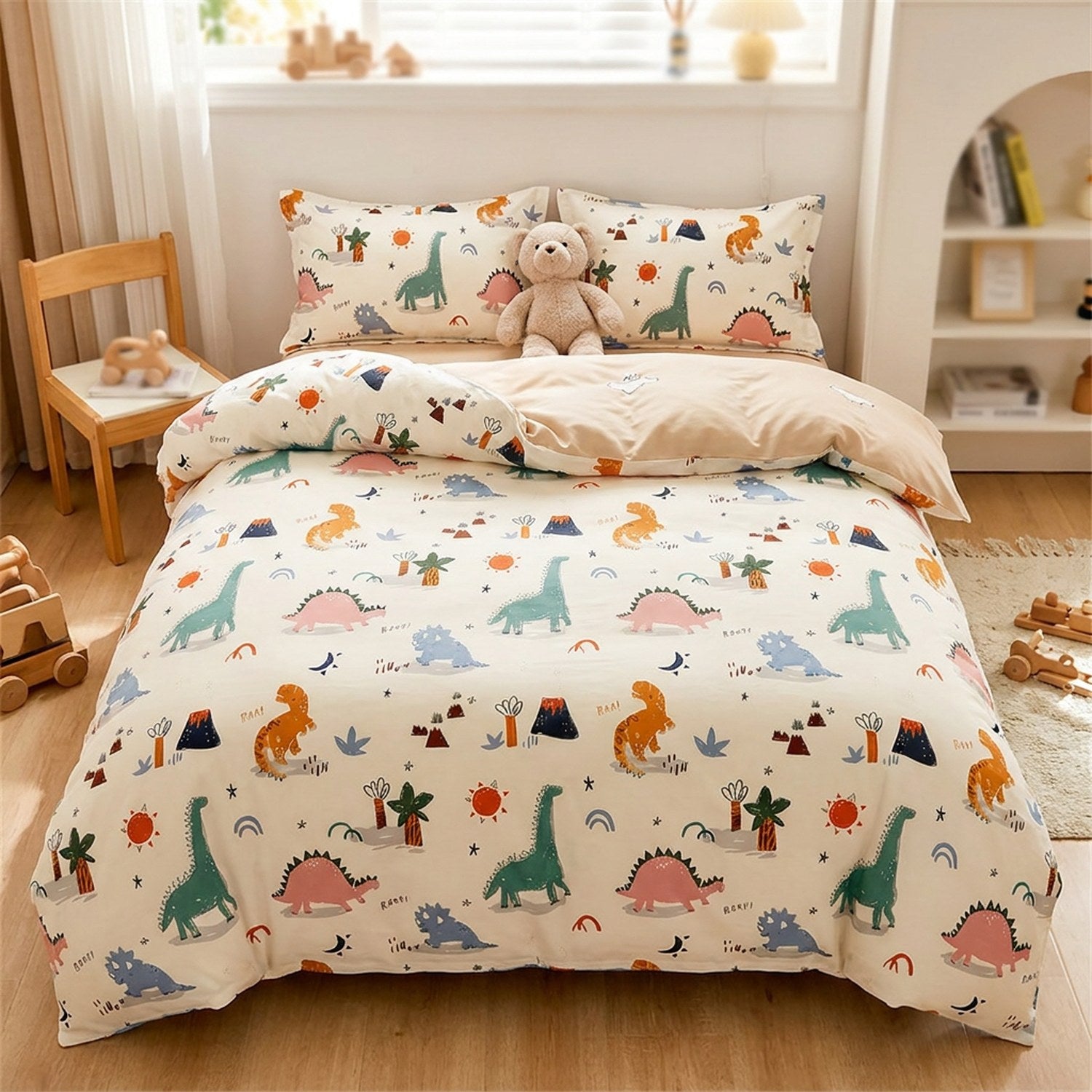 Parure de lit enfant dinosaure dans une chambre enfant avec chaise en bois et peluche