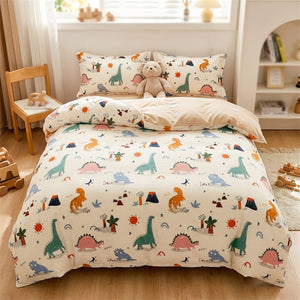 Parure de lit enfant dinosaure dans une chambre enfant avec chaise en bois et peluche