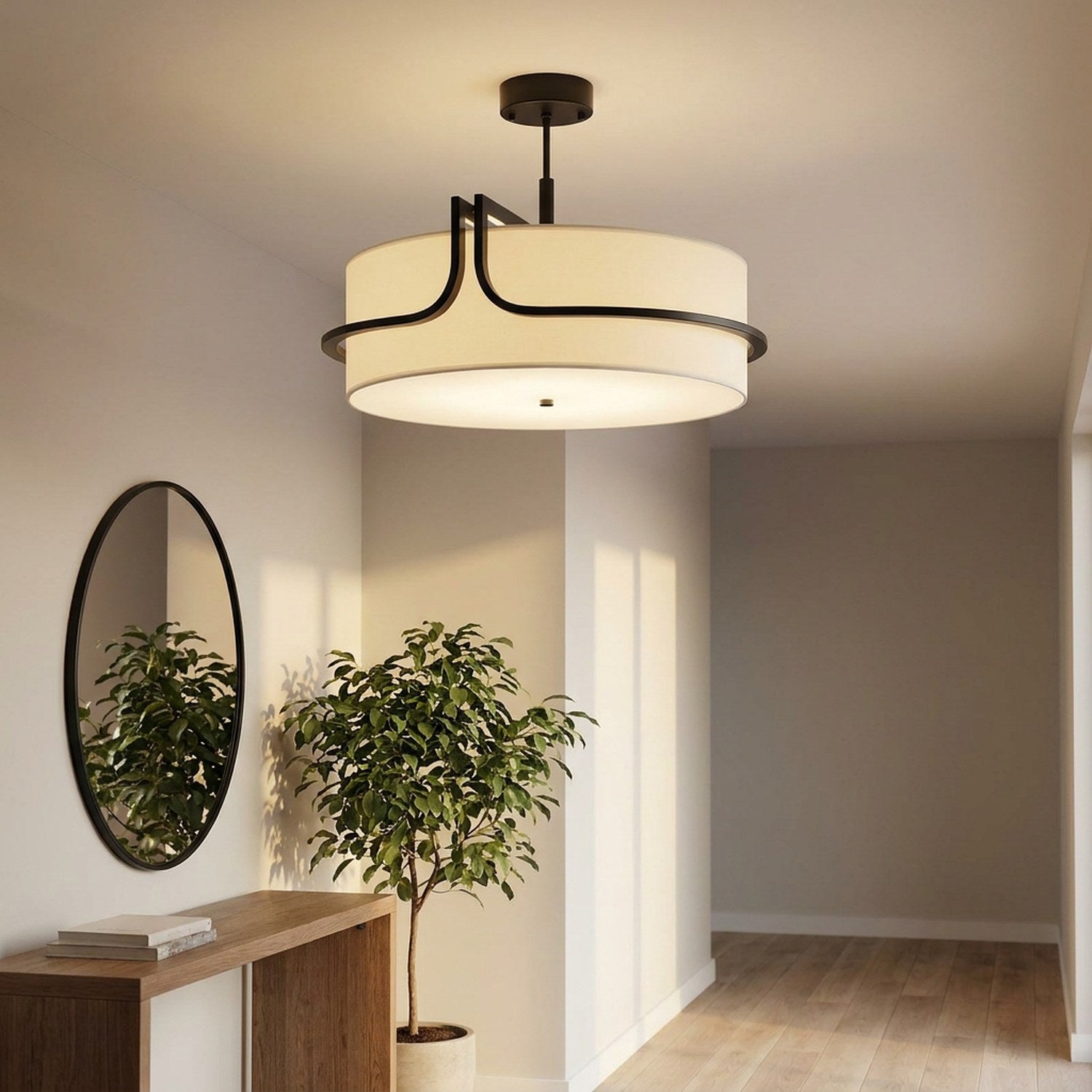 Lustre en tissu crème allumé dans une entrée avec miroir rond et plante