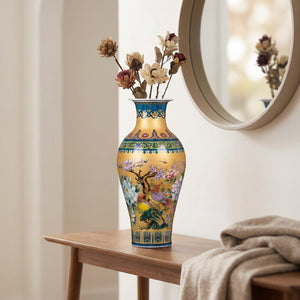 Vase chinois doré garni de fleurs séchées sur une console d'entrée près d'un miroir