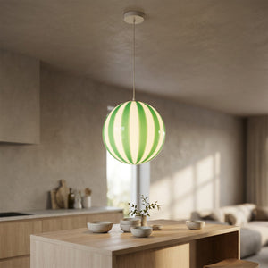 Suspension boule en verre verte à rayures verticales allumée au-dessus d un îlot de cuisine en bois