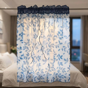 Voilage feuilles bleu dans une chambre paisible en fin de journée