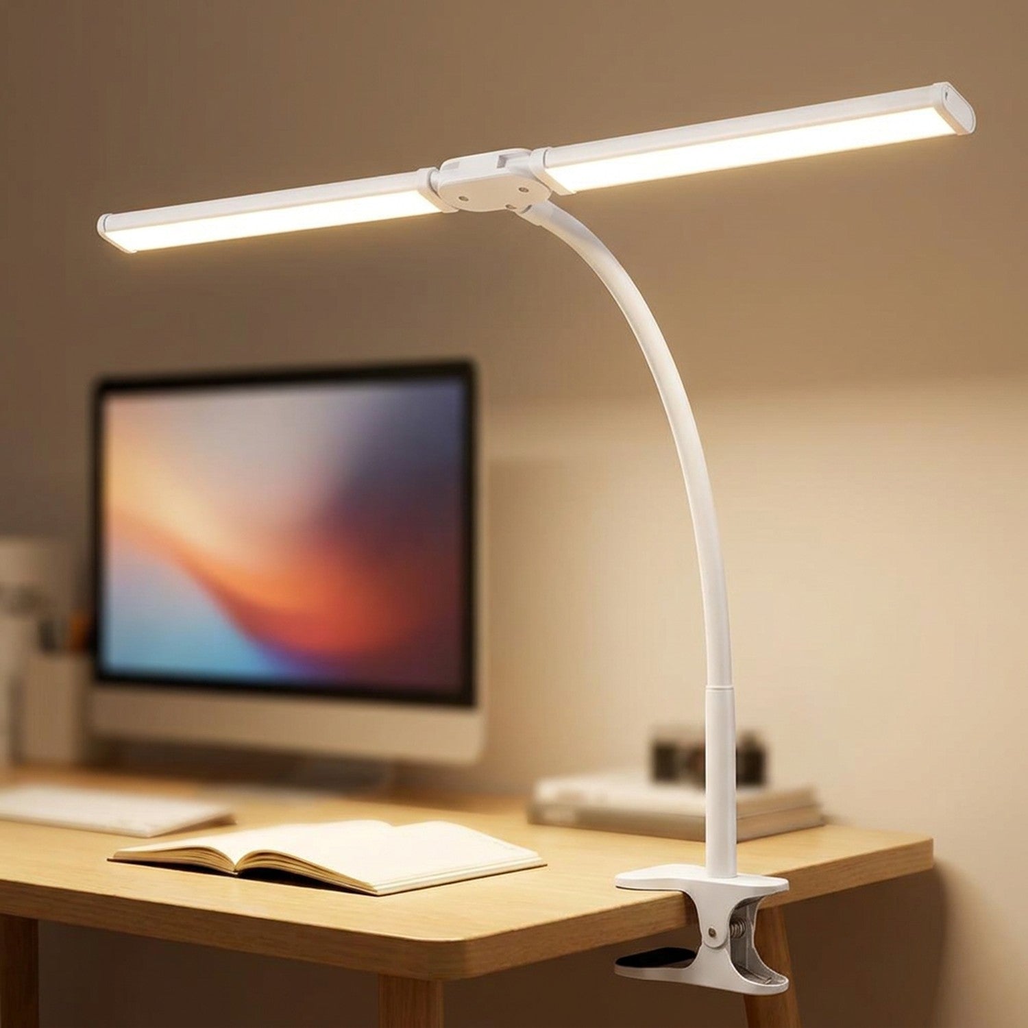 Gros plan sur la pince et le bras col de cygne d'une lampe de bureau double tête blanche