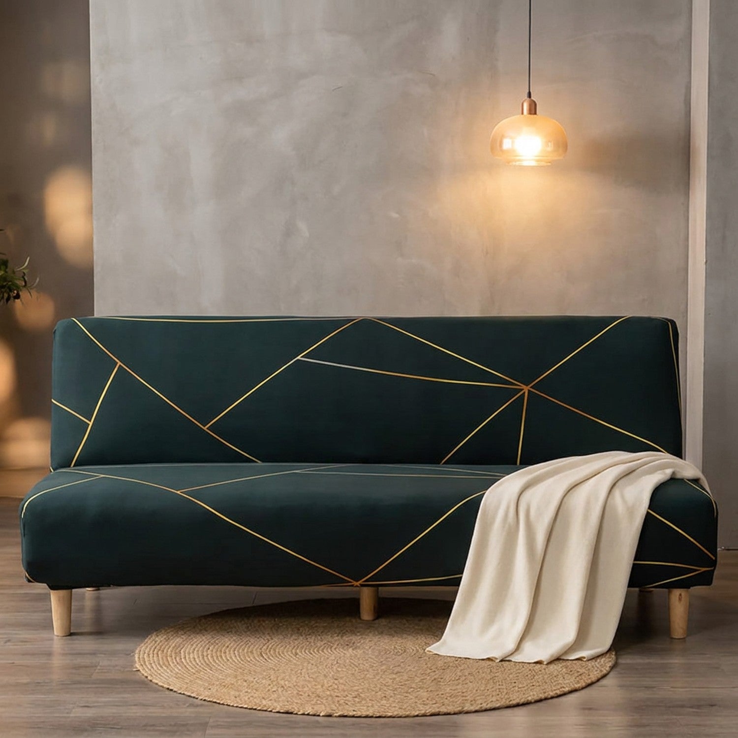Housse de banquette vert foncé à lignes dorées dans un intérieur loft moderne avec plaid crème et suspension chaude