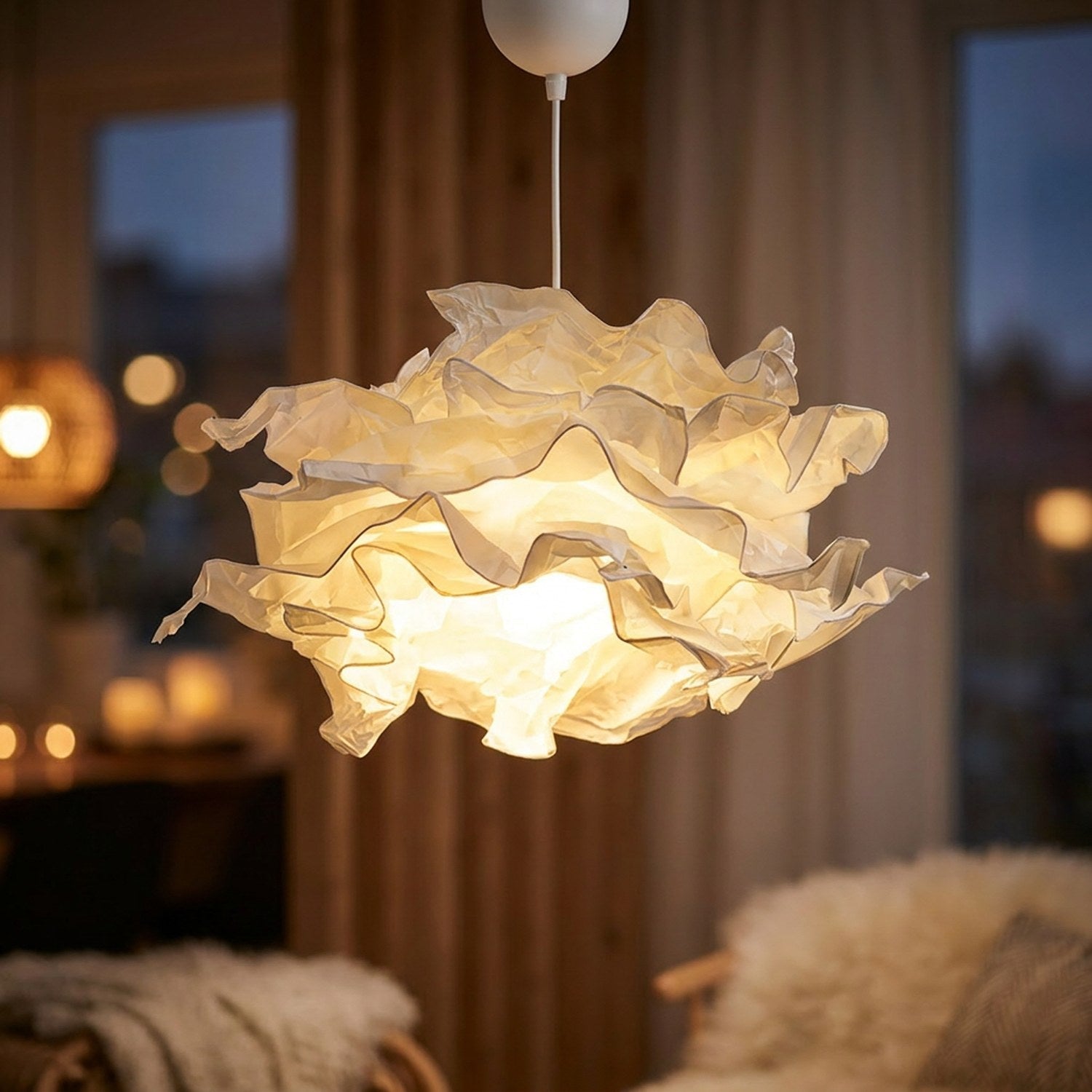 Gros plan de l'abat-jour nuage en papier aux reflets nacrés et lumière chaude