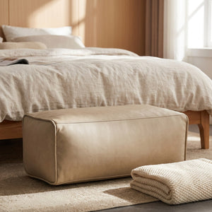 Pouf ottoman rectangulaire beige au pied d un lit dans une chambre
