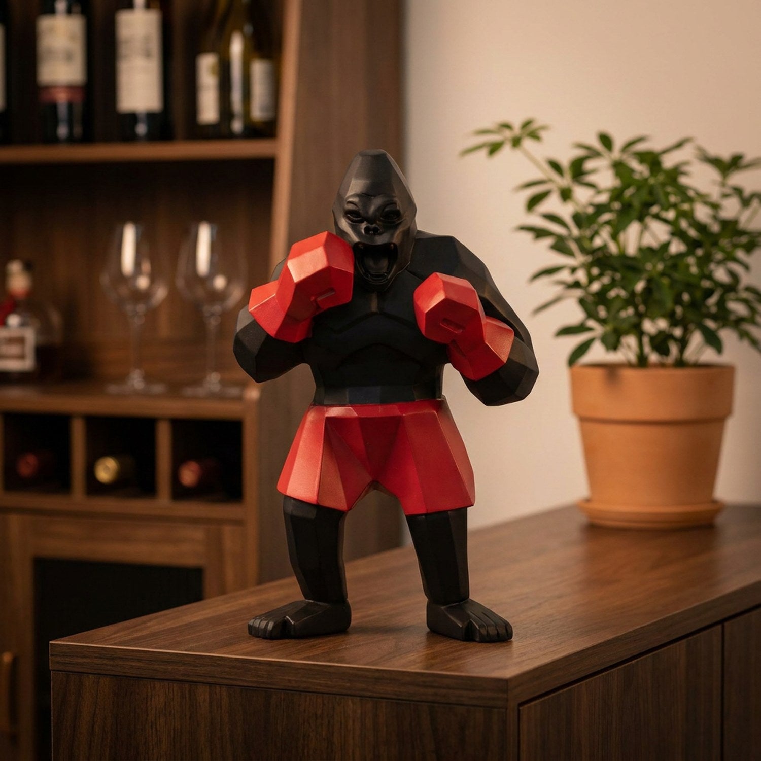 Statue gorille boxeur noir près d'une armoire à vin