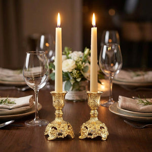 Bougeoirs dorés sur une table de dîner romantique aux chandelles