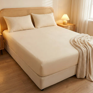 chambre chaleureuse avec un drap-housse beige et une tête de lit en rotin