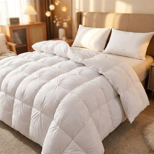 Couette en duvet blanche drapée sur un lit avec des coussins moelleux