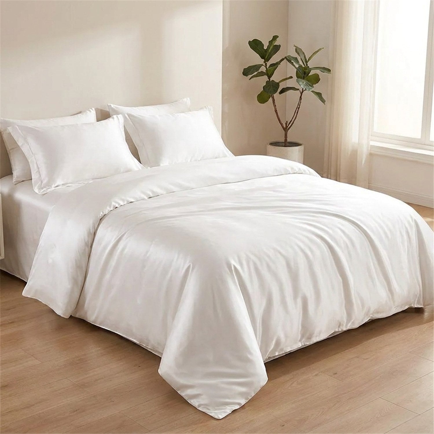 Parure de lit satin blanc dans une chambre lumineuse avec plante verte