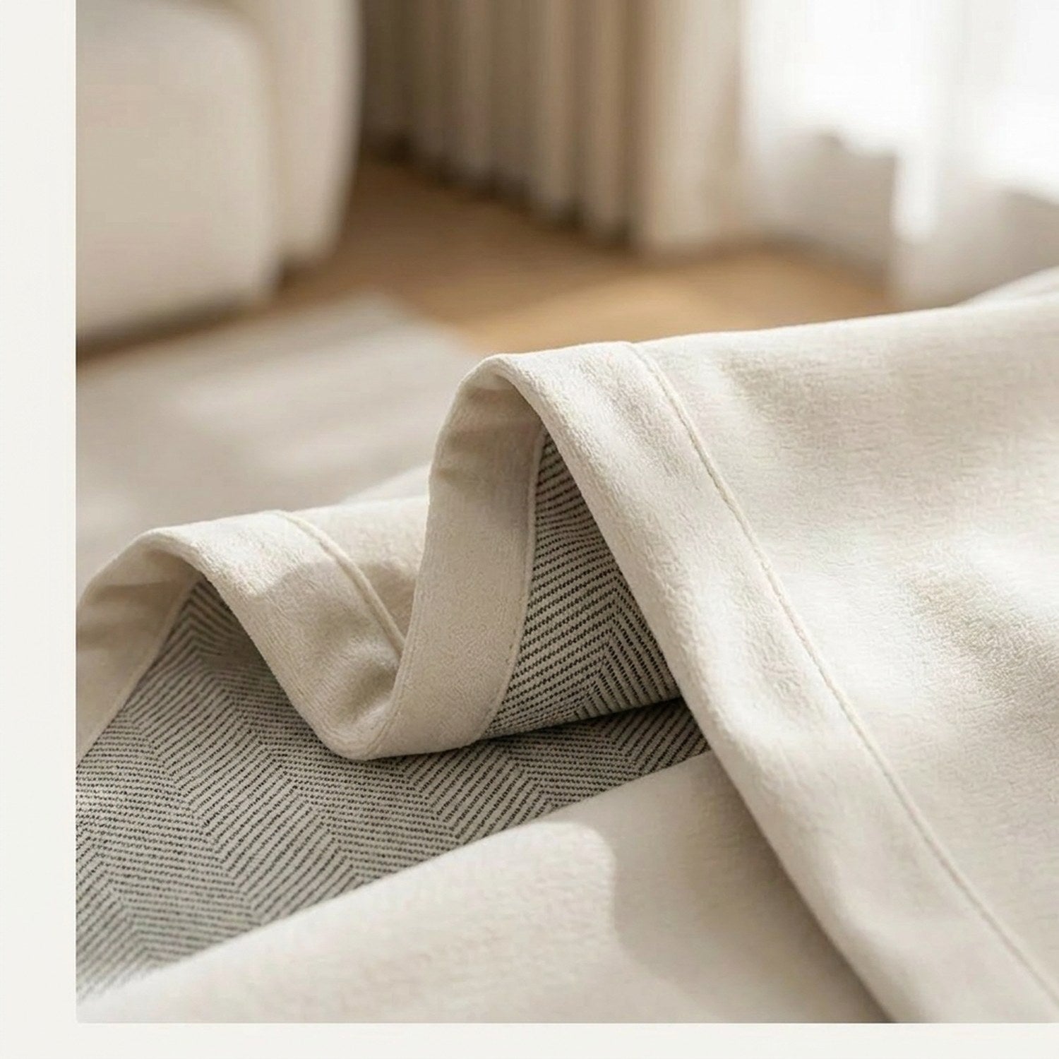 Gros plan sur le tissu chenille double face avec sa texture chevron au verso