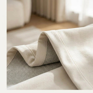Gros plan sur le tissu chenille double face avec sa texture chevron au verso