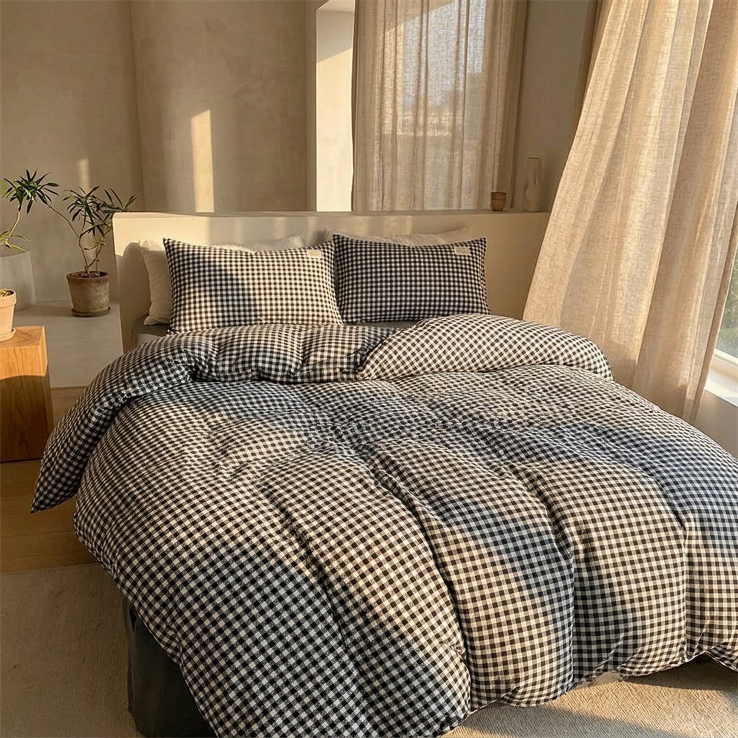 Housse de couette carreaux vichy noirs vue depuis le pied du lit avec rideaux en lin